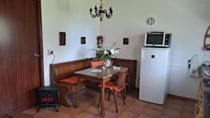 een eetkamer met een tafel en een magnetron bij Casa Azul in Rabo de Peixe