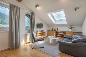 ein Wohnzimmer mit einem Sofa und einem Tisch in der Unterkunft Landhaus Ohrwumslar in Oberstdorf