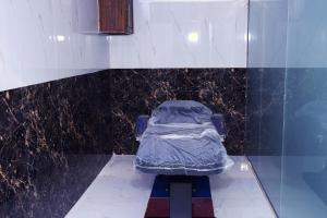 a blue seat in a room with a marble wall at فندق الاندلس الماسى in Al Madinah