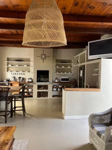 un grand salon avec une table et un plafond dans l'établissement Hartebeeskraal Selfcatering cottage, à Paarl