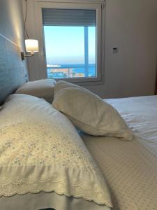 Un ou plusieurs lits dans un hébergement de l'établissement Virgen del Mar Suites frente al mar