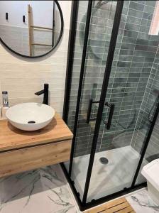 y baño con ducha acristalada y lavamanos. en Unique Stay - Tiny Eco Country Cottage, en Cabanes