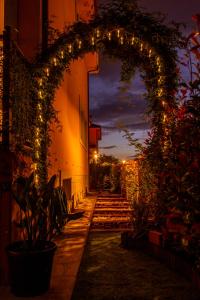 un arco con luces en un edificio por la noche en Wasi Compostela, en Santiago de Compostela