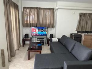 sala de estar con sofá y TV en Magic View 4U katarina, en Kineta