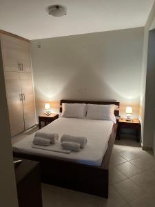 1 dormitorio con 1 cama grande y toallas. en Magic View 4U katarina, en Kineta