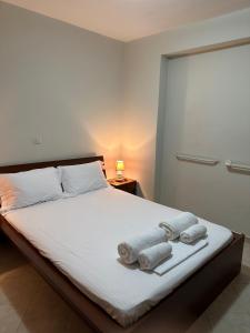 1 dormitorio con 1 cama con toallas en Magic View 4U katarina, en Kineta