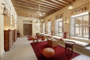 Al Seef Heritage Hotel Dubai, Curio Collection by Hilton的休息区