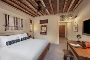 Al Seef Heritage Hotel Dubai, Curio Collection by Hilton的电视和/或娱乐中心