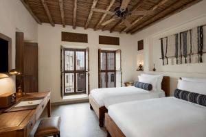 Al Seef Heritage Hotel Dubai, Curio Collection by Hilton客房内的一张或多张床位