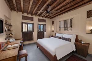 Al Seef Heritage Hotel Dubai, Curio Collection by Hilton客房内的一张或多张床位