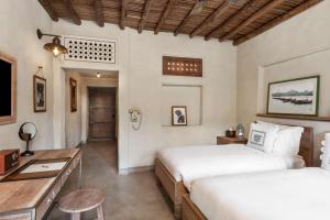 Al Seef Heritage Hotel Dubai, Curio Collection by Hilton客房内的一张或多张床位