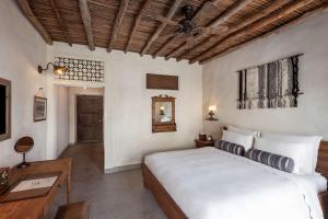 Al Seef Heritage Hotel Dubai, Curio Collection by Hilton客房内的一张或多张床位