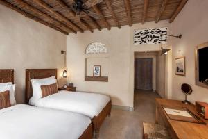 Al Seef Heritage Hotel Dubai, Curio Collection by Hilton客房内的一张或多张床位
