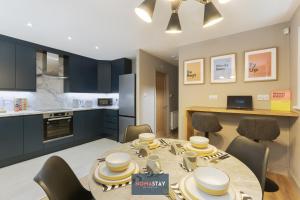 a kitchen and dining room with a table and chairs at NOMASTAY, Corporate, Families, Relocation, 3 bed, 2 bath, Parking, next to the hospital, university, city center in Sheffield