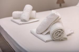 na zlewie w łazience znajdują się 2 ręczniki. w obiekcie Medusa Rooms w mieście Kallithea