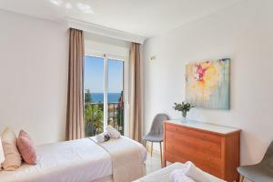 En eller flere senge i et værelse på Duplex For 6 Guest with 3 Pools, Jacuzzi, BBQ, Parking, 200m from Beach Mijas Costa & Fuengirola + 39 billeder