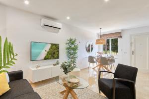 Et tv og/eller underholdning på Duplex For 6 Guest with 3 Pools, Jacuzzi, BBQ, Parking, 200m from Beach Mijas Costa & Fuengirola