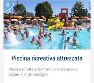een foto van een groep mensen in een waterpark bij ERMAN HOUSE Mansarda sulla Riviera del Brenta Venezia in Dolo
