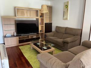 TV a/nebo společenská místnost v ubytování Apartamento moderno en Valga ideal para peregrinos y familias, junto al Camino de Santiago