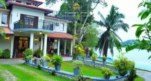 a villa with a garden and a swimming pool at Myh Lake Front Pvt Villa with Staff, Near City, Inc Free Breakfast in Bandaragama