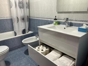 Koupelna v ubytování Apartamento moderno en Valga ideal para peregrinos y familias, junto al Camino de Santiago + 33 fotografií
