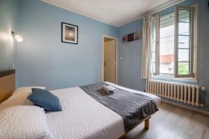 a bedroom with a bed and a window at Logis Hôtel La crémaillère in Hagetmau