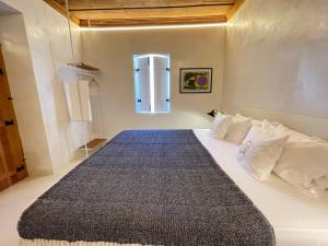 sypialnia z dużym łóżkiem w pokoju w obiekcie uma casa em entradas guesthouse w mieście Entradas