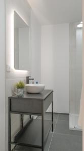 W łazience znajduje się umywalka i lustro. w obiekcie Nouveau - Le Cosy6 - Centre Ville w mieście Phalsbourg