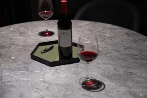 eine Flasche Wein und ein Glas auf dem Tisch in der Unterkunft VILLA WHITE in Sesoko