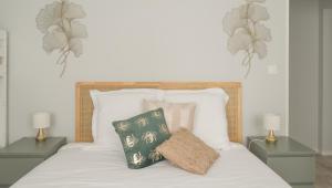 białe łóżko z 2 lampami i 2 poduszkami w obiekcie Nouveau - Le Cosy6 - Centre Ville w mieście Phalsbourg