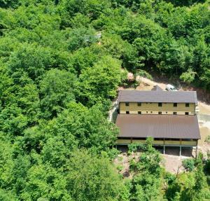 una vista aérea de un edificio en el bosque en Vucja Gora, en Foča