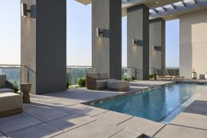 uma casa com uma piscina e um pátio em The Westin Raleigh-Durham Airport em Raleigh