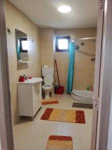La salle de bains est pourvue de toilettes, d'un lavabo et d'une baignoire. dans l'établissement Casa Body_Adda, à Corbu