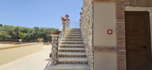 - un escalier à côté d'un bâtiment avec une porte dans l'établissement Borgo Caridà - Green Family Holidays, à Zaccanopoli