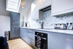 Η κουζίνα ή μικρή κουζίνα στο Hybrid Resi - London, New Malden near Richmond - Wimbledon