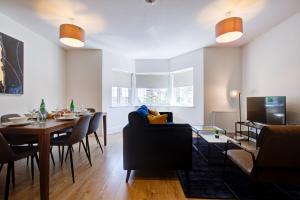 uma sala de estar com uma mesa e uma sala de jantar em Hybrid Resi - New Malden near Richmond - Wimbledon em Malden