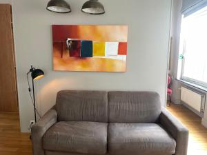 - un salon avec un canapé et un tableau mural dans l'établissement Smartflats - Residence Collector, à Bruxelles