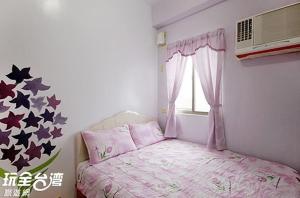 1 dormitorio con 1 cama con estrellas en la pared en 綠島 梅蓮民宿 機車 潛水 浮潛, en Isla Verde