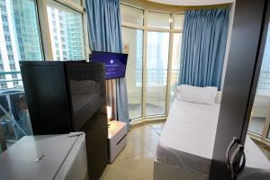 Televizorius ir (arba) pramogų centras apgyvendinimo įstaigoje Nice Single Rooms for "girls" only in Dubai, Marina
