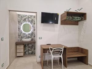 a room with a desk and a mirror at ondina house in Giardini Naxos