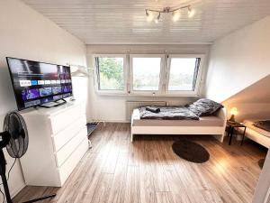 um quarto com uma cama e uma televisão num quarto em # VAZ Apartments WU12 Küche, TV, WLAN, Parkplatz, Autobahnähe em Schwelm