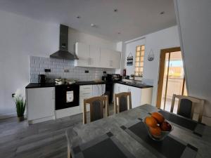 Kitchen o kitchenette sa Immaculate 2-Bed House in Blackpool