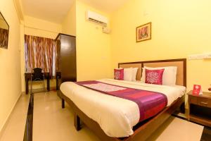 a bedroom with a large bed in a room at Super OYO Flagship Hotel Diamond In in Kakkanad