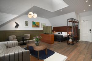 een kamer met een bed, een bank en een tafel bij Alda Hotel Reykjavík in Reykjavík