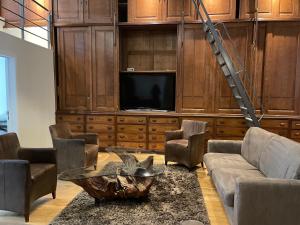 - un salon avec un canapé et une télévision dans l'établissement Smartflats - Residence Collector, à Bruxelles