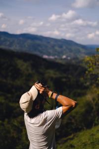 Un uomo in piedi sulla cima di una montagna che scatta una foto di Ritmo del Rio a San Rafael