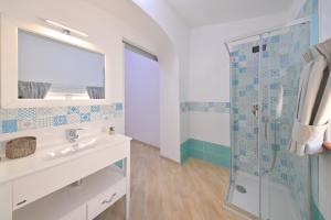 uma casa de banho com um lavatório e um chuveiro em Villa Aida em Ischia