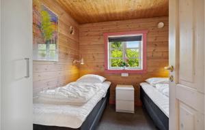 מיטה או מיטות בחדר ב-Cozy Home In Herning With Kitchen