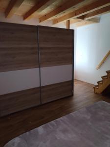 een glazen schuifdeur in een kamer met houten plafonds bij Ema in Prvić Šepurine