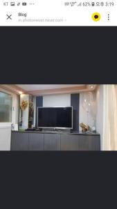 una imagen de una sala de estar con TV de pantalla plana en Private Mosageum, en Yeosu